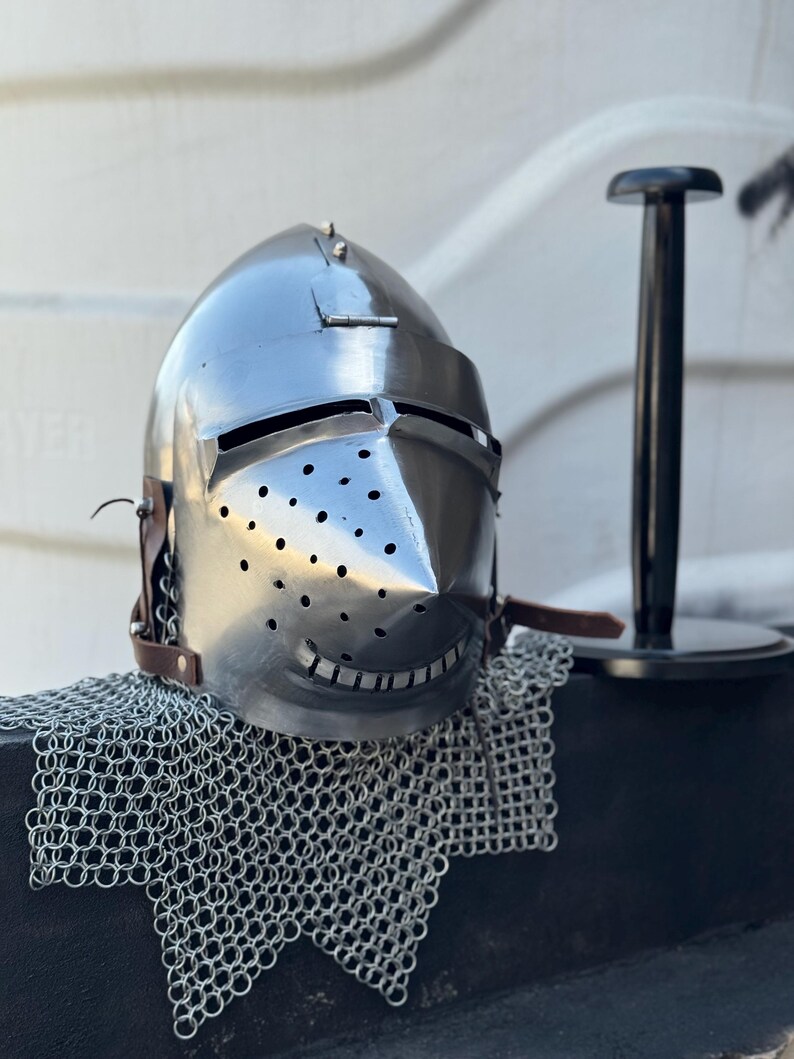 Bascinet Aventail Pig Face Helmet — Padded Chainmail view 2