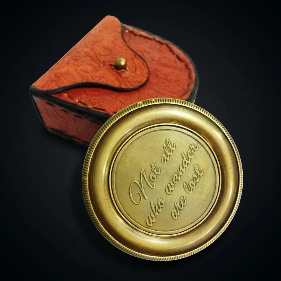 Motivational Compass, Round Leather Case